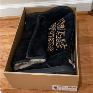 Uggs embroidery black sz 7